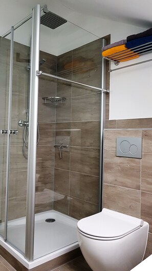 Vacation home | Bathroom | Separate tub and shower, deep soaking tub, rainfall showerhead - Ferienhaus Victoria (Ilmenau)