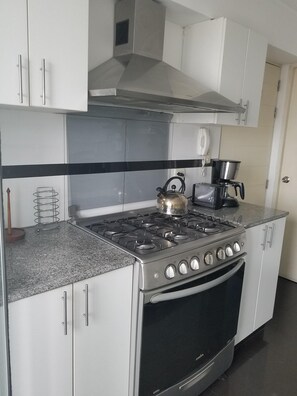 Refrigerador, microondas, horno y parrilla de estufa 