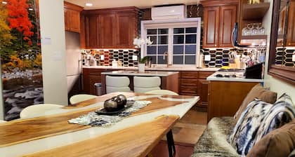 1 Blk to Gondola, Townhouse encantador, piscina / jacuzzi, estacionamiento, A / C, WI FI, limpio!