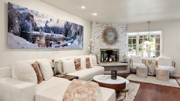 Smart-tv, pejs, dvd-afspiller, bøger