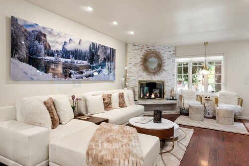  Aspen Core Designer 4 Bdrm, Walk to Everything , Ski Storage, Parking 