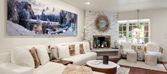  Aspen Core Designer 4 Bdrm, Walk to Everything , Ski Storage, Parking 