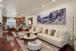 Smart-TV, Kamin, DVD-Player, Bücher