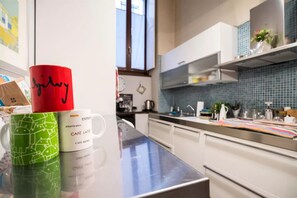 Apartamento, 1 quarto | Cozinha privada | Geladeira, cooktop, lava-louças, cafeteira/chaleira
