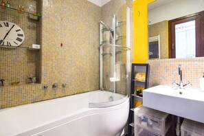 Appartement, 1 slaapkamer | Badkamer | Een aparte badkuip en douche, een bidet, handdoeken