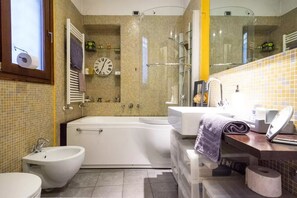 Appartement, 1 slaapkamer | Badkamer | Een aparte badkuip en douche, een bidet, handdoeken