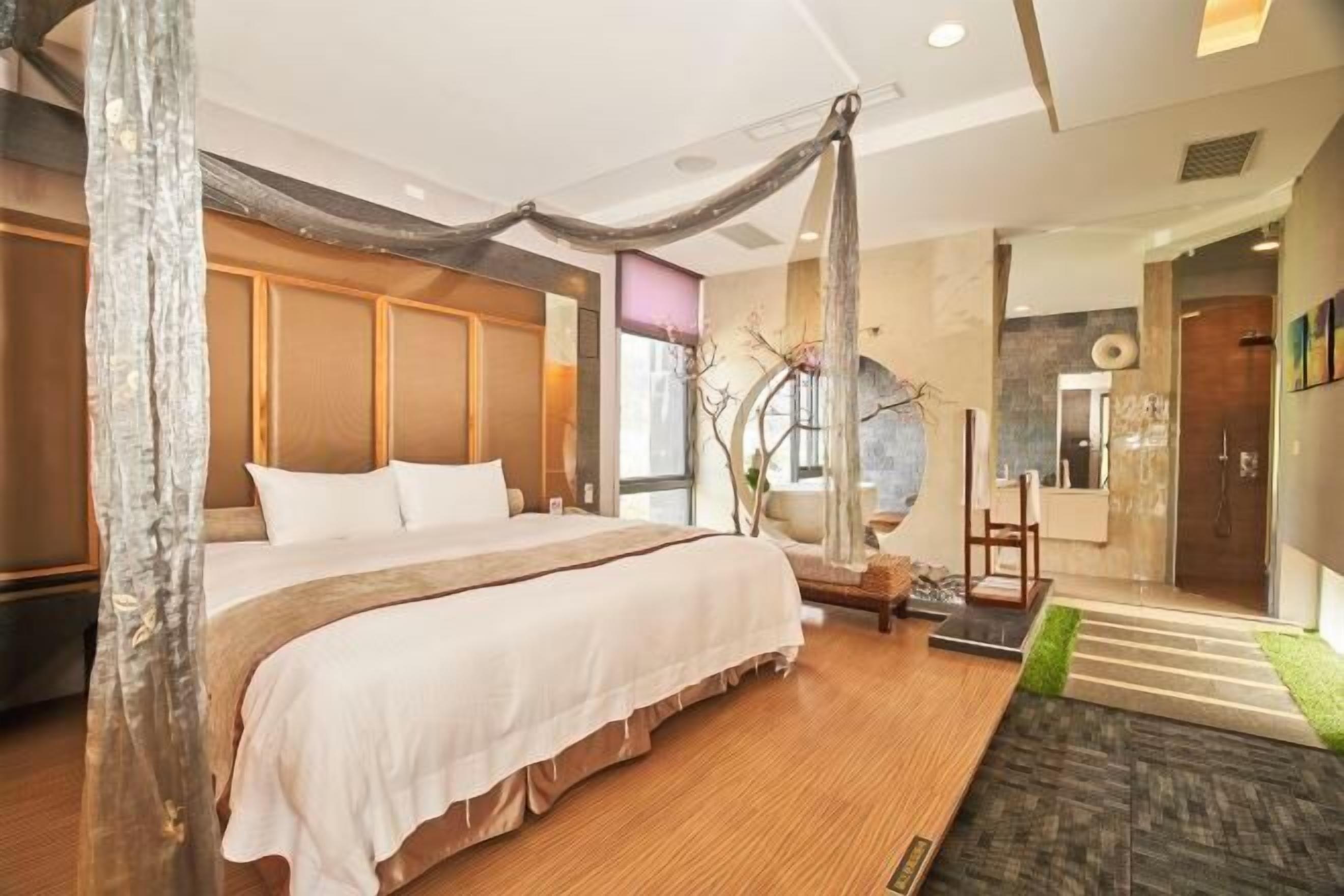 Escritorio, wifi gratis y ropa de cama 