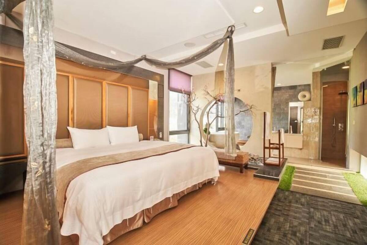 Een bureau, gratis wifi, beddengoed