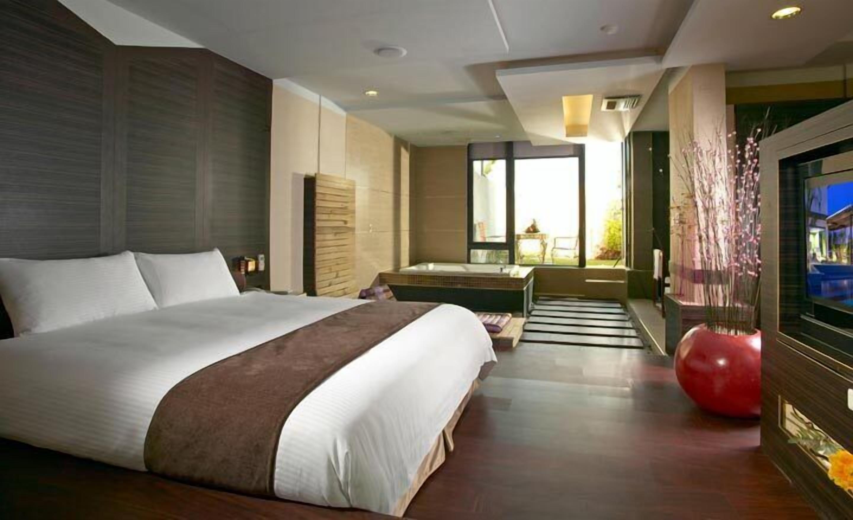 deluxe villa (bali) | desk, free wifi, bed sheets