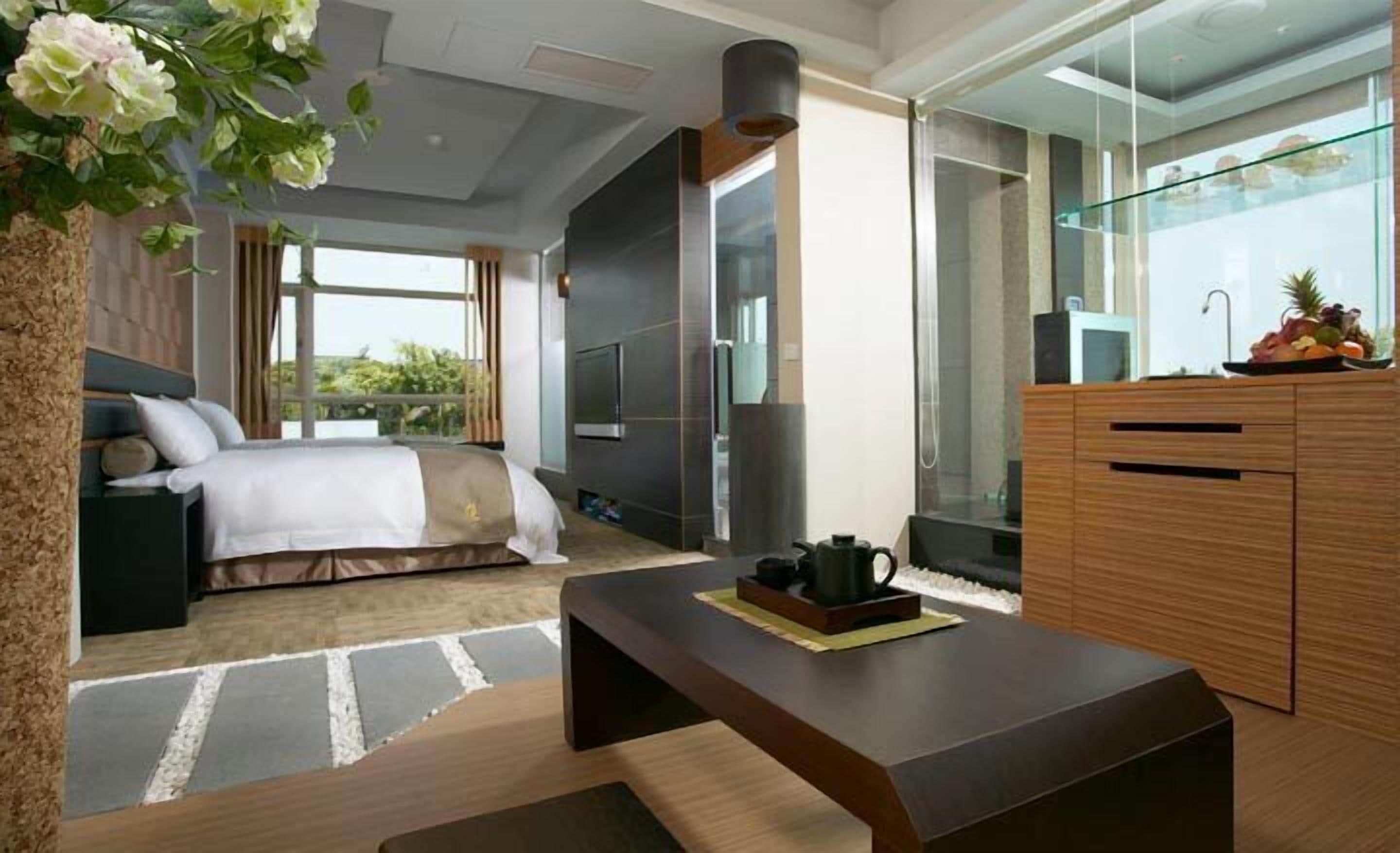 family room | desk, free wifi, bed sheets