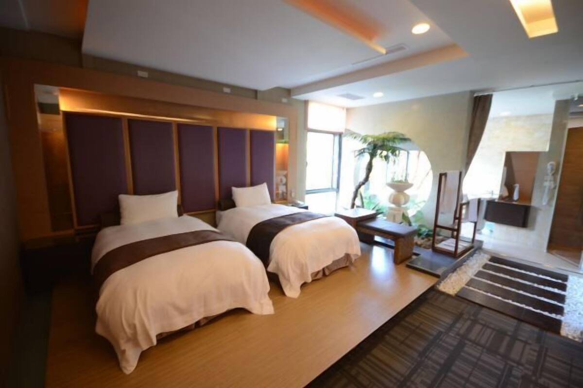 Een bureau, gratis wifi, beddengoed