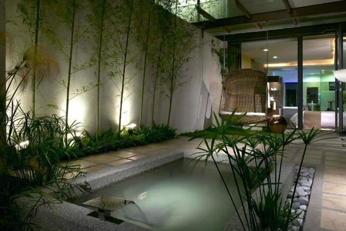 Villa 觀月 | 浴室 | 獨立浴缸和淋浴設備、淋浴花灑、吹風機、拖鞋