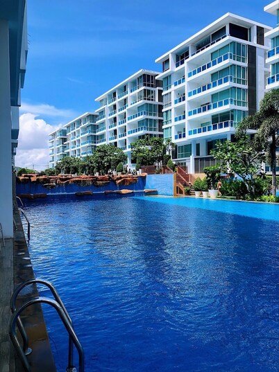 Family-Friendly 3BR Suite Free Water Park Walk to Beach & Cicada Night Market