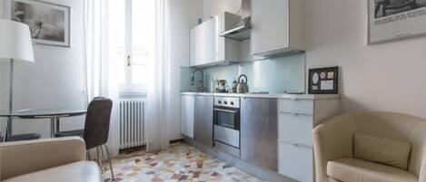 Apartment, 1 Bedroom | Private kitchen | Fridge, oven, stovetop, cookware/dishes/utensils