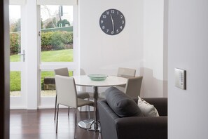 Superior Apartment, Garden View | Soundproofing, free WiFi - The Windsor (Harrogate)