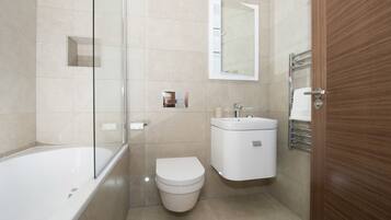 Superior Apartment, Garden View | Bathroom | Rainfall showerhead, free toiletries, hair dryer