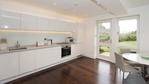 Superior Apartment, Garden View | Private kitchen | Fridge, microwave, oven, stovetop - The Windsor (Harrogate)