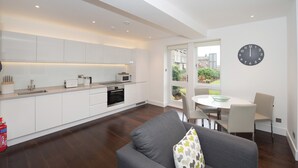Superior Apartment, Garden View | Private kitchen | Fridge, microwave, oven, stovetop - The Windsor (Harrogate)