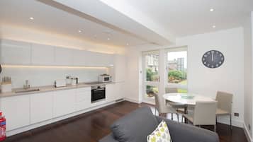 Superior Apartment, Garden View | Private kitchen