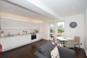 Apartemen Superior, pemandangan kebun | Dapur pribadi | Lemari es, microwave, oven, dan kompor