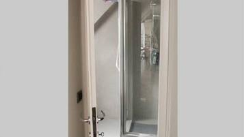 Studio | Bilik Mandi | Pancuran mandi, bidet, tuala disediakan