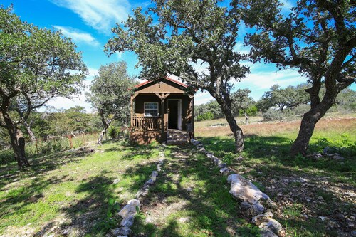 Quiet Cabin in the Country, 15 minutes from Fredericksburg, Pet Friendly