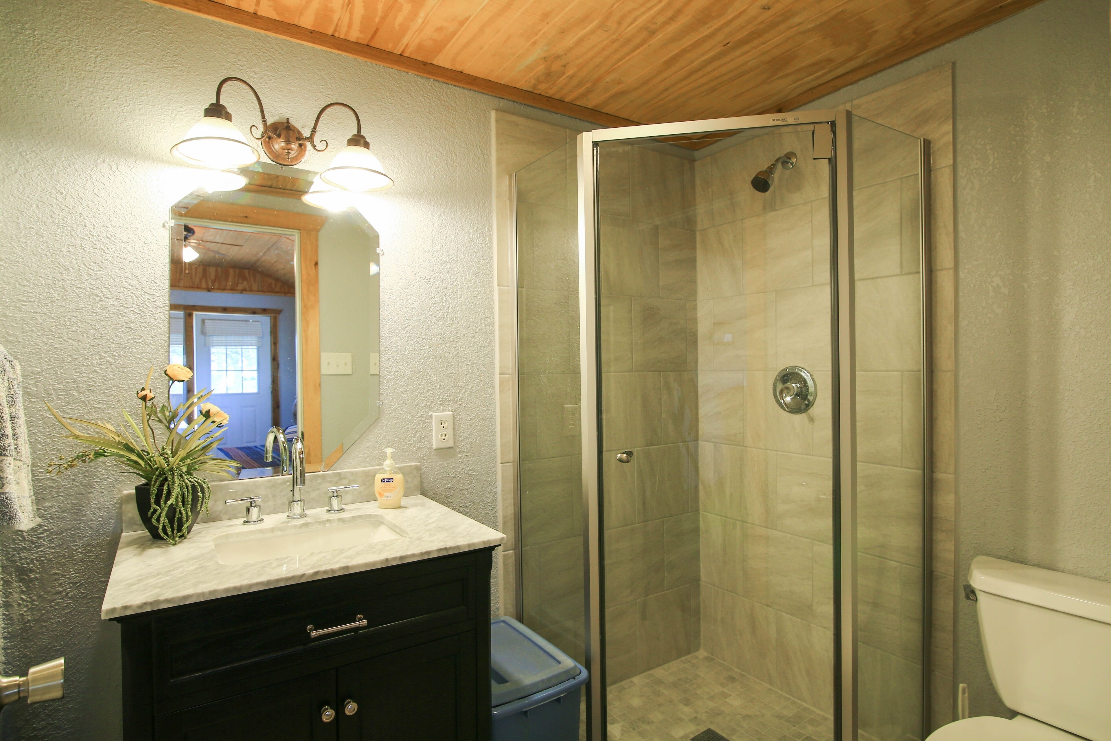 Douche, sèche-cheveux, serviettes fournies, papier toilette