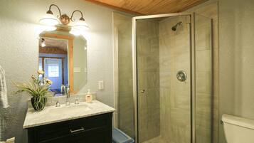 Douche, sèche-cheveux, serviettes fournies, papier toilette