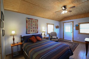 1 habitación, tabla de planchar con plancha y ropa de cama 