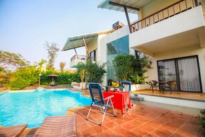 Una piscina al aire libre