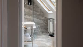 Panoramic Apartment, Multiple Beds, Non Smoking | Bathroom | Free toiletries, hair dryer, towels