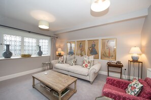 Panoraamahuoneisto, useita sänkyjä, tupakointi kielletty | 2 makuuhuonetta, yksilöllisesti sisustettu, yksilöllisesti kalustettu