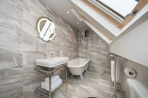 Panoramic Apartment, Multiple Beds, Non Smoking | Bathroom | Free toiletries, hair dryer, towels