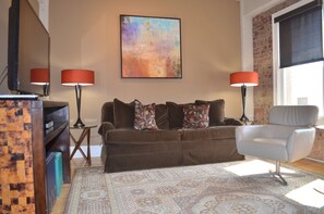 Smart-TV, Bücher, Stereoanlage