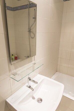 Appartement, 1 chambre, non-fumeur | Salle de bain | Baignoire, séchoir à cheveux, serviettes fournies, savon
