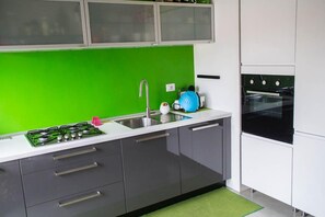 Huoneisto, 1 makuuhuone | Yksityinen keittiö | Täysikokoinen jääkaappi, liesi, keittoastiat/astiat/ruokailuvälineet