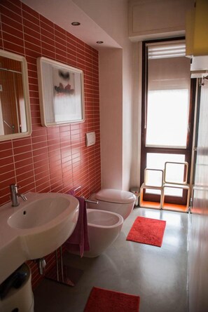 Appartement, 1 slaapkamer | Badkamer | Een douche, een bidet, handdoeken