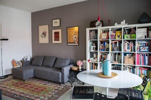 Appartement, 1 slaapkamer | Woonruimte | Een flatscreentelevisie