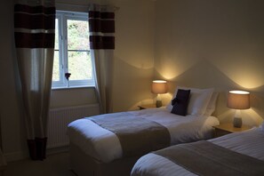 Doppel- oder Zweibettzimmer | Bügeleisen/Bügelbrett, kostenloses WLAN, Bettwäsche