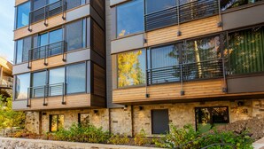 Un immeuble à plusieurs étages doté de grandes fenêtres, de balcons et d’une façade en pierre.