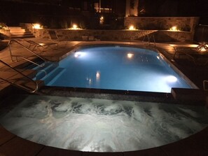A heated pool - SKI -IN SKI-OUT TRAIL TO GONDOLA!1 BLK TO ASPEN CORE, NEW HEATED POOL/JACUZZI (Aspen)