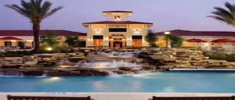 Alberca al aire libre y alberca climatizada