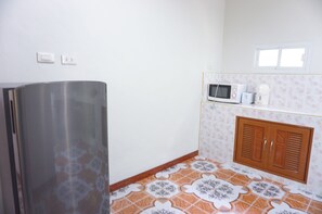 Standard Bungalow | Private kitchen | Fridge, microwave, stovetop, electric kettle