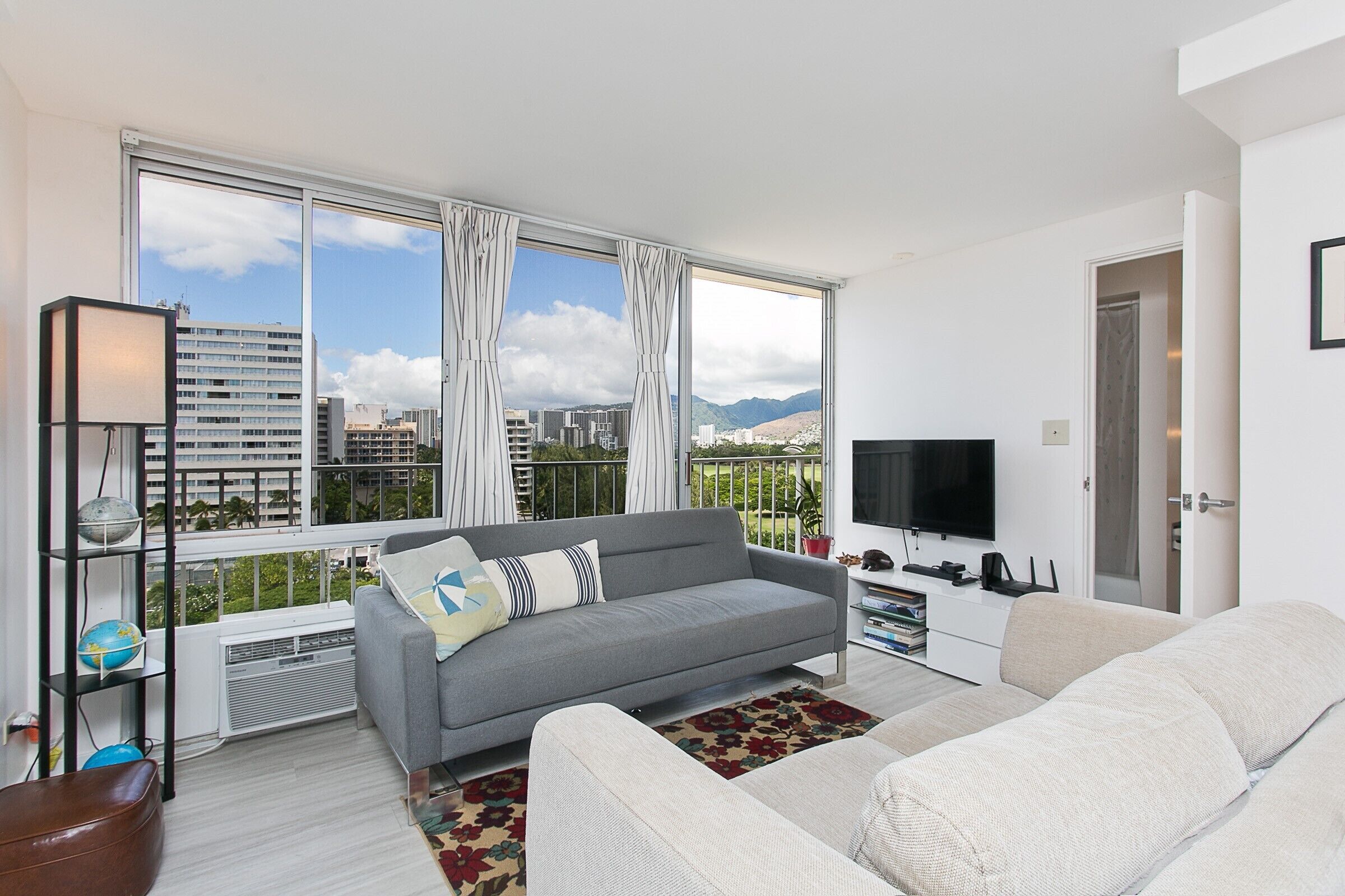 1 Bedroom Diamond Head retreat with stunning ocean views & full kitchen.