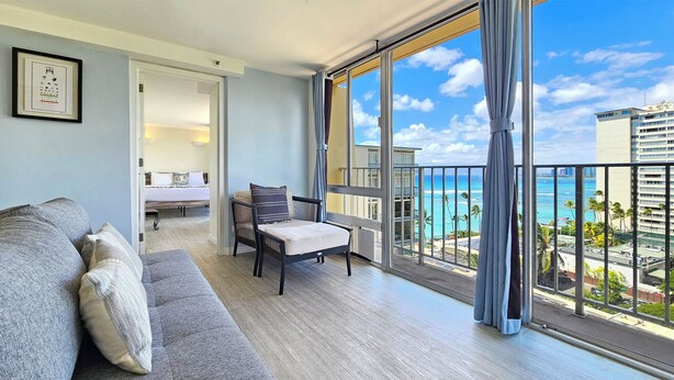 Een balkon met uitzicht op zee en de stad.
