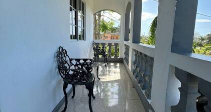 VIVIENNE'S Guest House #8 King size bed private balcony