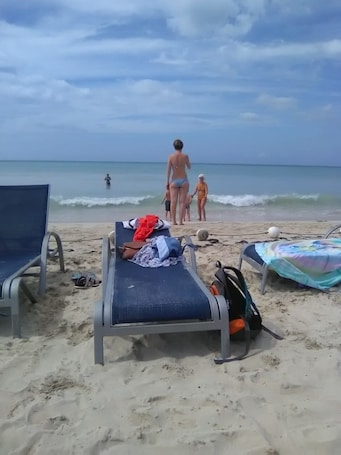 Beach. VIVIENNE'S Guest House #A4 King size bed private balcony