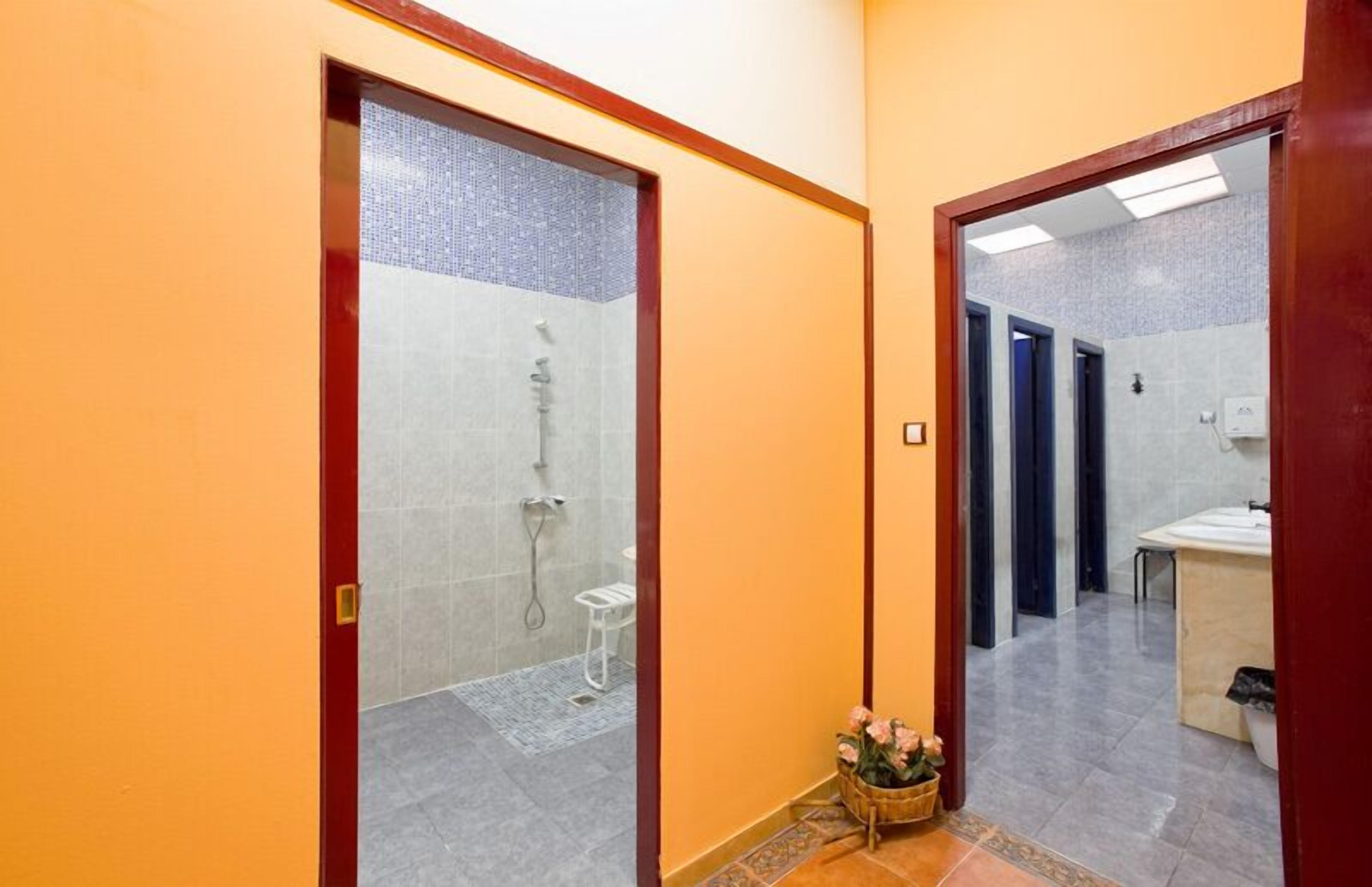 Un baño con ducha, inodoro y lavamanos.