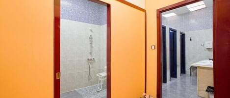 Un baño con ducha, inodoro y lavamanos.
