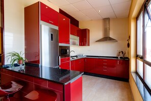 冰箱、微波炉、烤箱、炉灶